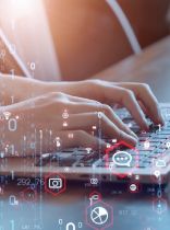 unas manos sobre un teclado