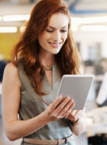 un chica consultando una tablet