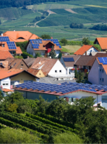 un pueblo con casas con placas solares