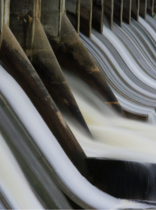 Agua cayendo de una presa