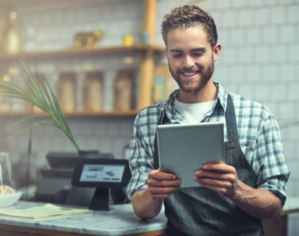 un joven con un ipad