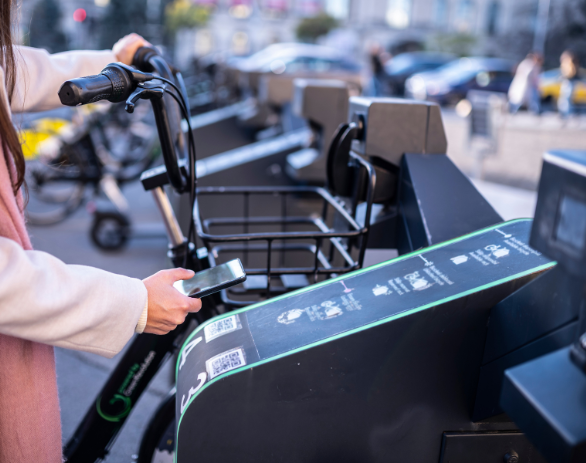 una persona en una estación de bicicletas eléctricas