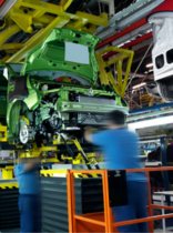 un operario en una cadena de montaje de coches