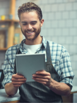 un joven con una tablet