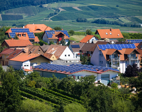 varias casas con paneles solares