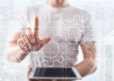 una mujer frente unos gráficos de ruedas dentadas