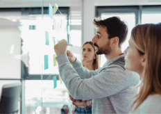 jóvenes frente a un cristal con postits