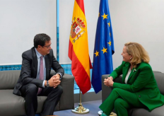 El ministro para la Transformación Digital y de la Función Pública, Óscar López con la presidenta del Banco Europeo de Inversiones (BEI), Nadia Calviño