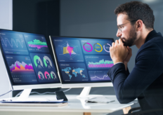 Una persona consultando datos en un ordenador