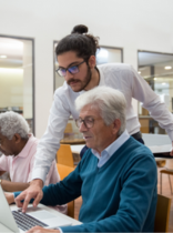 personas mayores en un aula con ordenadores