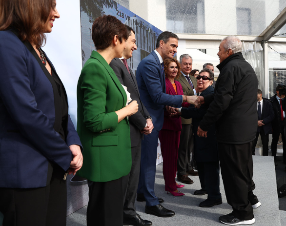  El presidente del Gobierno, Pedro Sánchez, saluda a uno de los ciudadanos beneficiarios de la promoción de vivienda asequible lanzada en Sevilla.