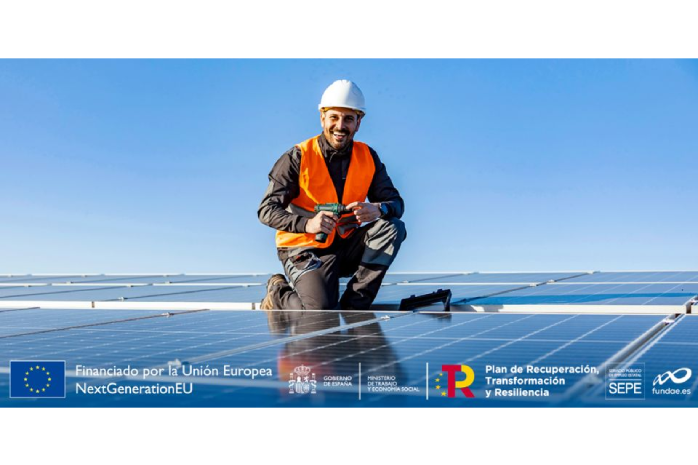 Un operario instalando un panel solar