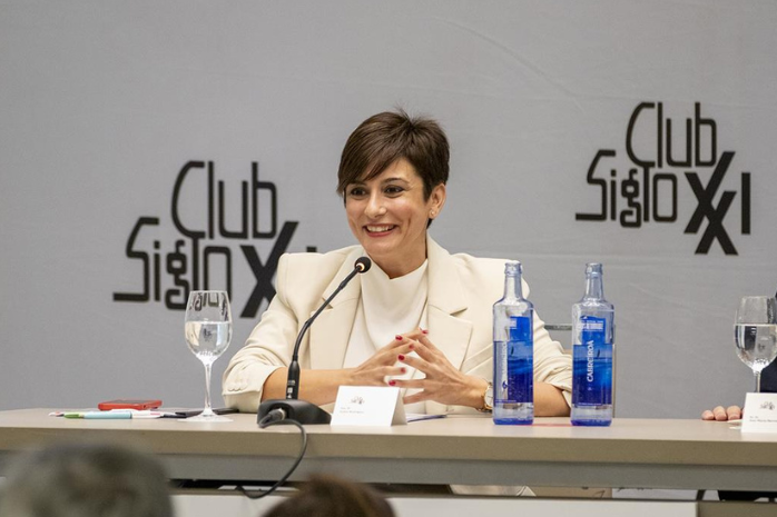 La ministra de Vivienda y Agenda Urbana, Isabel Rodríguez, durante su intervención en un almuerzo-coloquio en el Club Siglo XXI de Madrid.