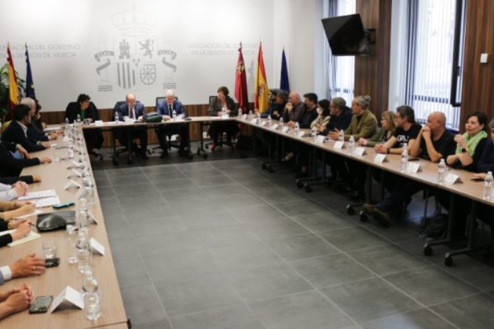 El ministro de Cultura y Deporte, Miquel Iceta, en la cabecera de la mesa, durante la reunión en Murcia con representantes del sector cultural