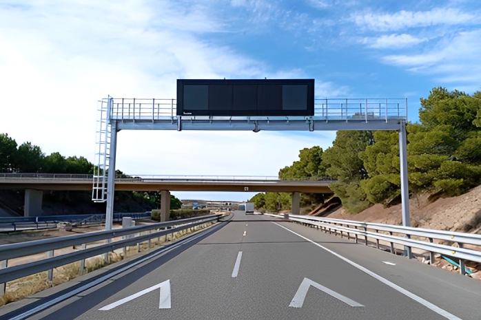 un panel informativo en una autopista
