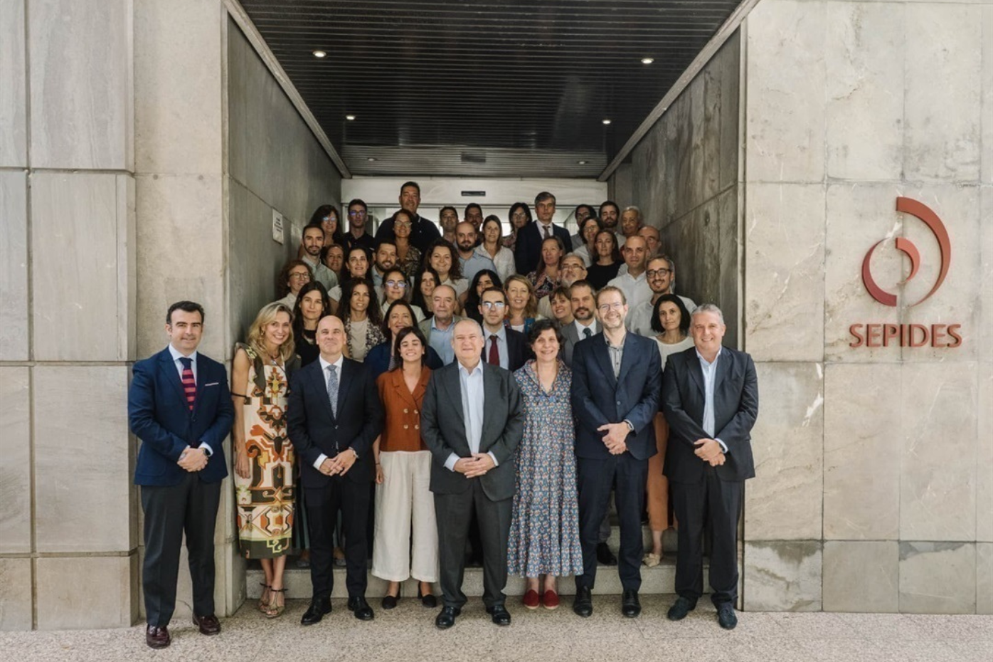 foto de familia a las puertas de SEPIDES