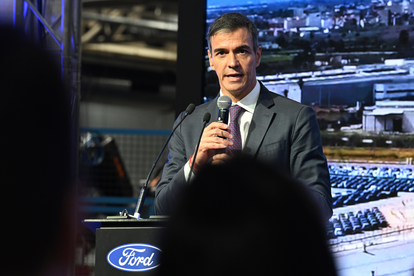 El presidente del Gobierno, Pedro Sánchez, durante su intervención al finalizar la visita a la planta de Ford en Almussafes