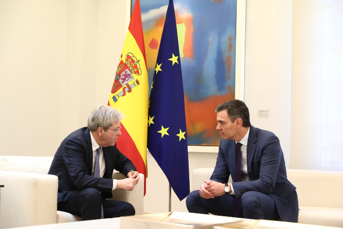 El presidente del Gobierno, Pedro Sánchez, junto al comisario europeo de Asuntos Económicos y Monetarios, Paolo Gentiloni