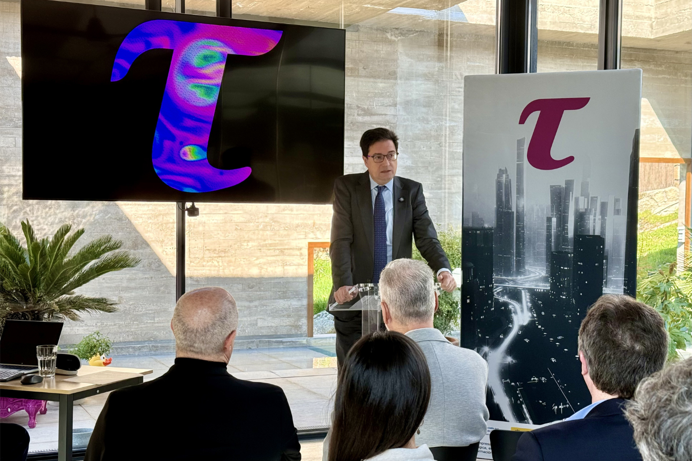 el ministro para la Transformación Digital y de la Función Pública, Óscar López, en la presentación de esta inversión en la sede de la empresa