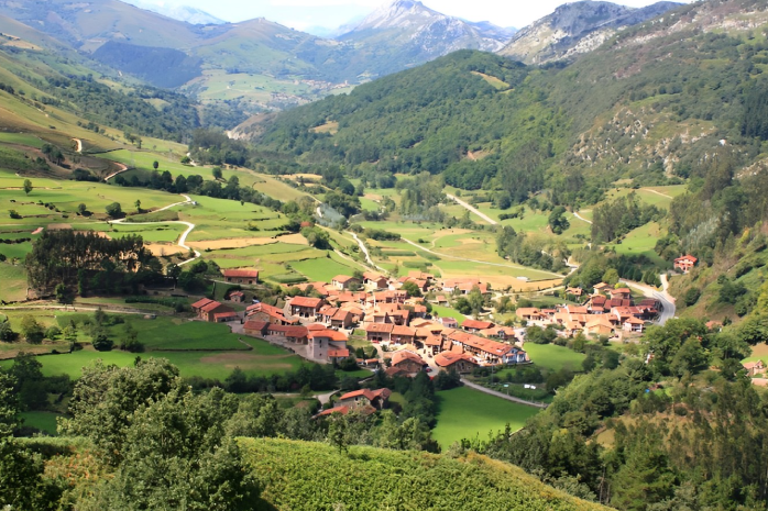 imagen de recurso de un pueblo en un valle