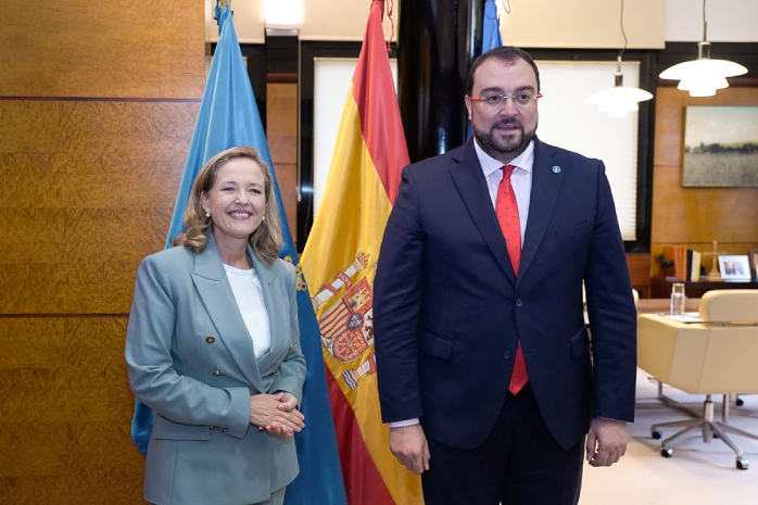 La vicepresidenta primera y ministra de Asuntos Económicos y Transformación Digital, Nadia Calviño, con el presidente del Principado de Asturias, Adrián Barbón