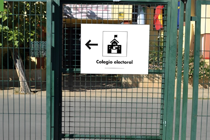 un colegio electoral con un cartel accesible