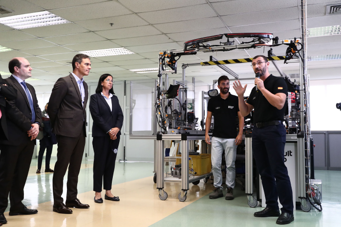 El presidente del Gobierno, Pedro Sánchez, conoce los proyectos del centro de I+D+i de Renault Group durante su visita