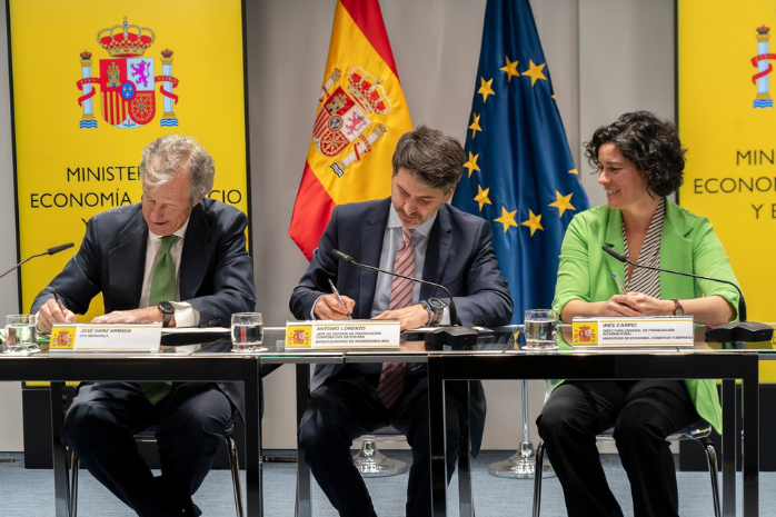 Firma de uno de los proyectos aprobados por el Consejo de Inversión del Fondo de Resiliencia Autonómica.