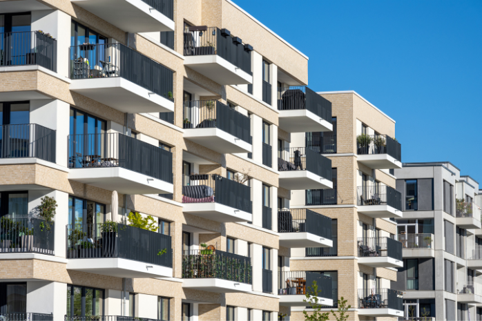 Fachada de un edificio de viviendas con balcones