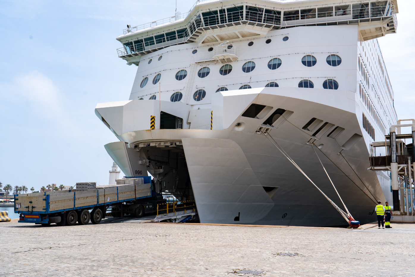 Un camión embarcando en un barco