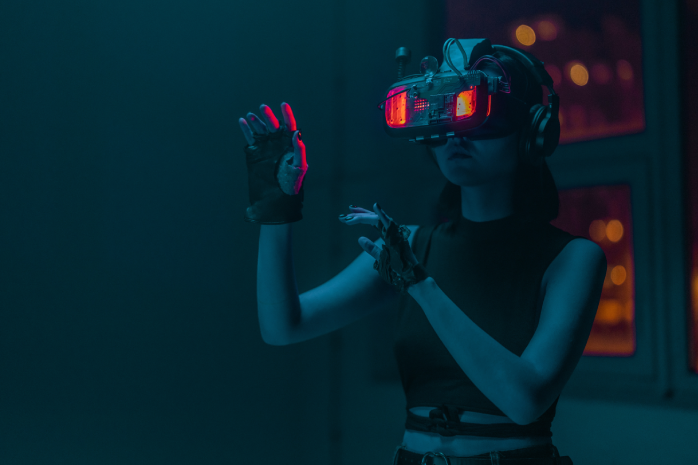 una chica con unas gafas de realidad virtual