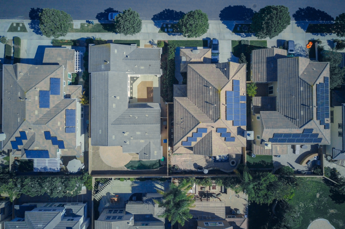vista cenital de casas con placas solares en los tejados