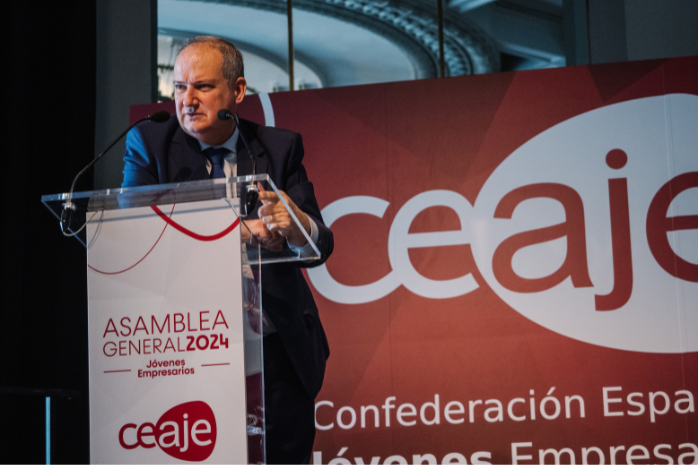 El ministro de Industria y Turismo, Jordi Hereu, durante su intervención en la Asamblea General de CEAJE.