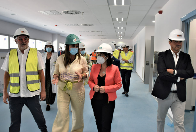 La ministra de Sanidad, Carolina Darias, durante su visita al Hospital San Jorge en Huesca