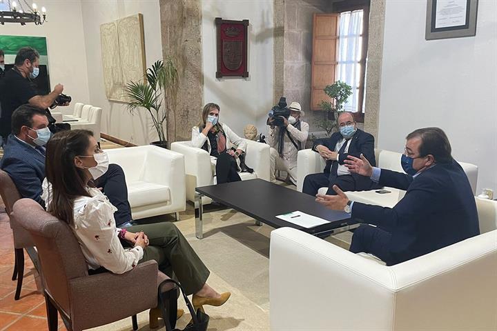 Reunión del ministro de Cultura y Deporte, Miquel Iceta, con el presidente de la Junta de Extremadura, Guillermo Fernández Vara