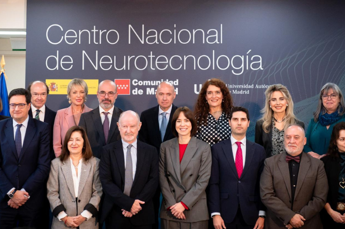 La ministra de Ciencia, Innovación y Universidades, Diana Morant, en la foto de familia de la firma del convenio para la creación del Centro Nacional de Neurotecnología.