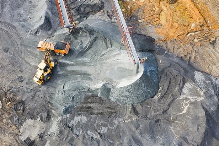 Imagen aérea de una excavadora en una mina