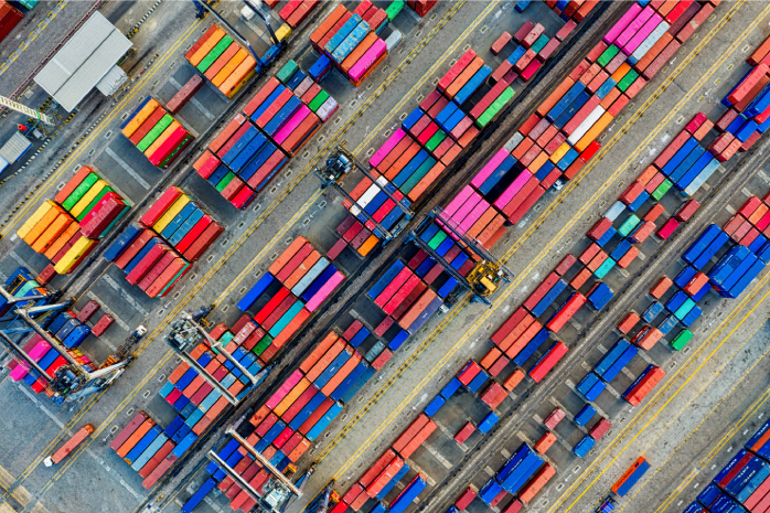 vista cenital de contenedores en un puerto