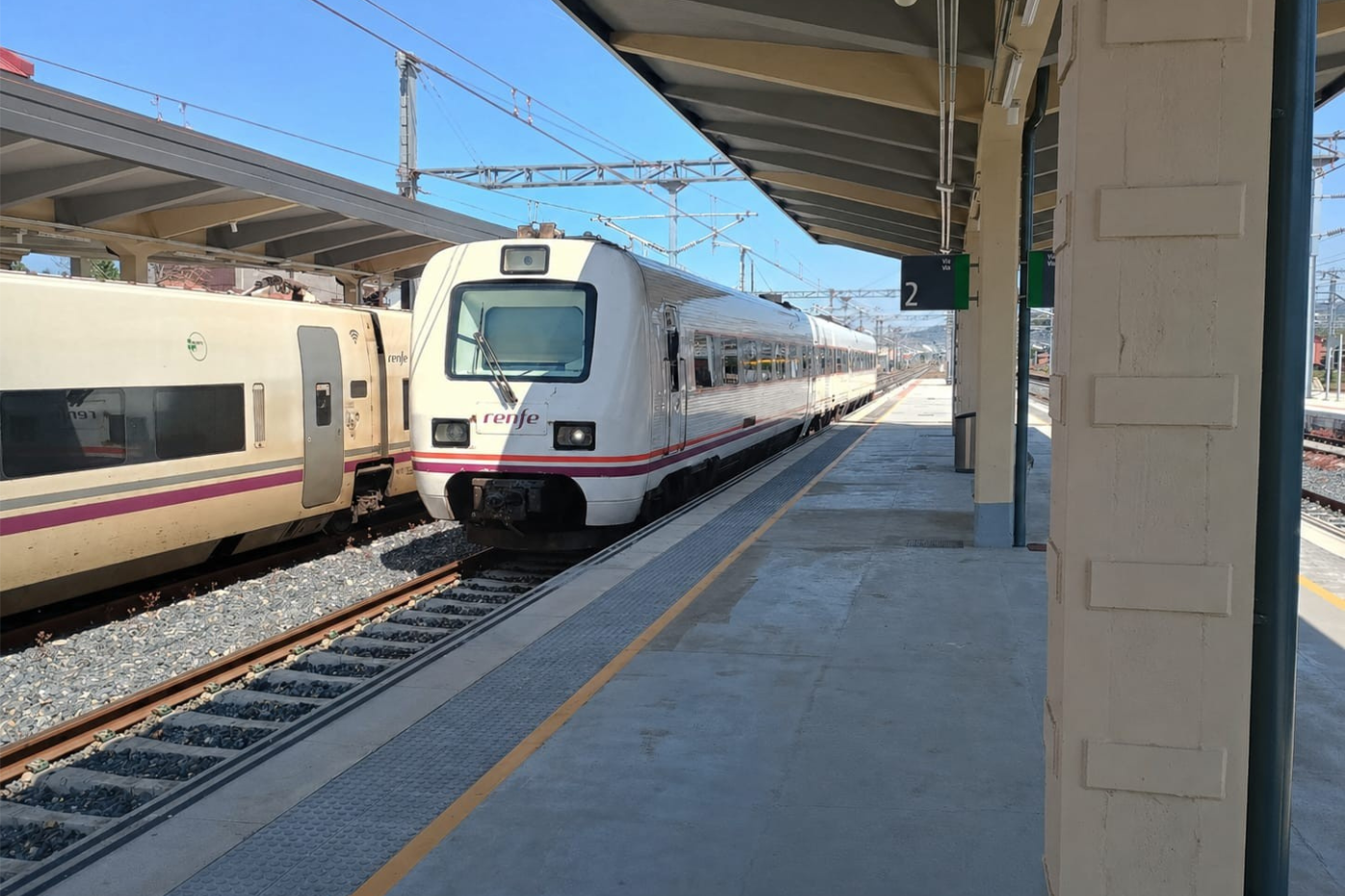 un andén en una estación de tren