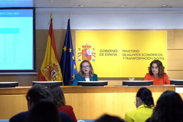 La ministra de Asuntos Económicos y Transformación Digital, Nadia Calviño, y la ministra de Hacienda y Función Pública, María Jesús Montero, 