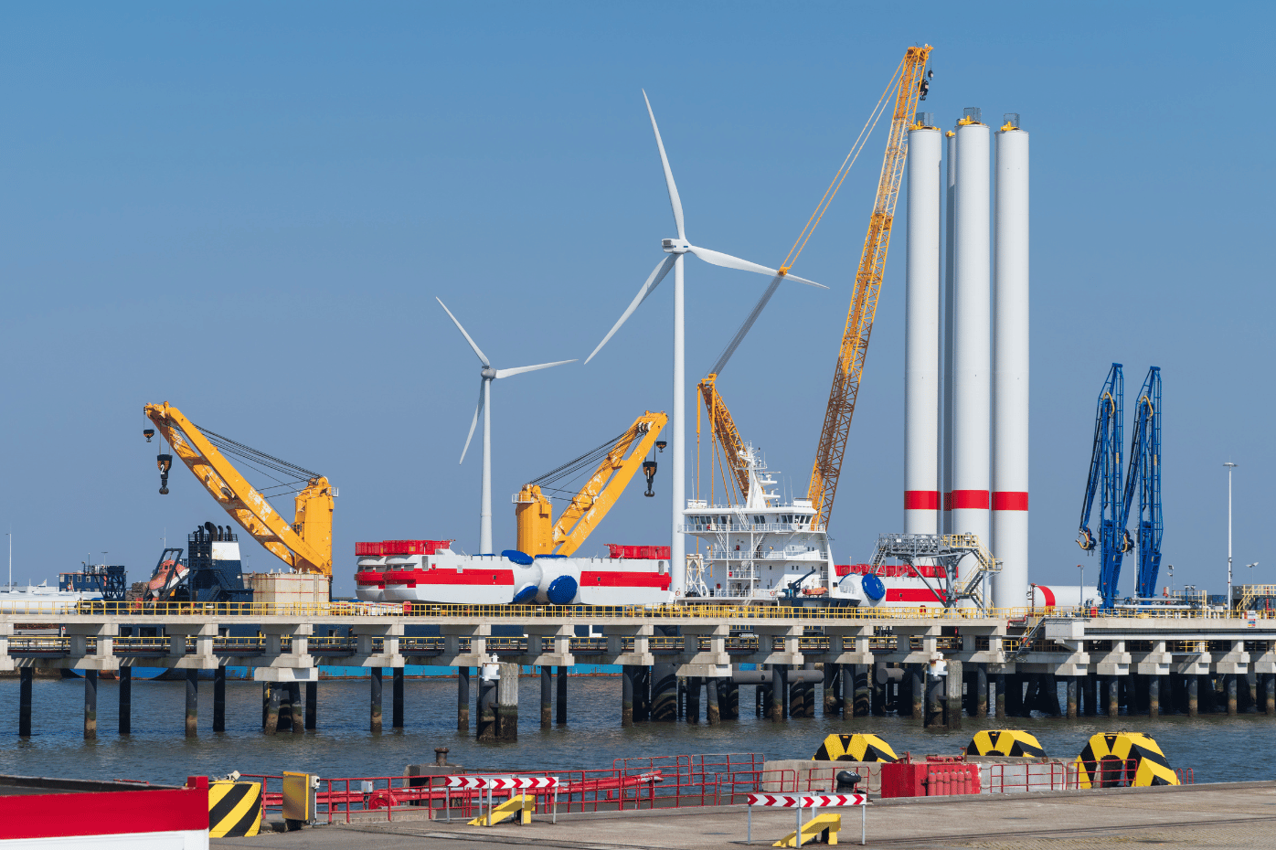 Puerto con infraestructura eólica marina.