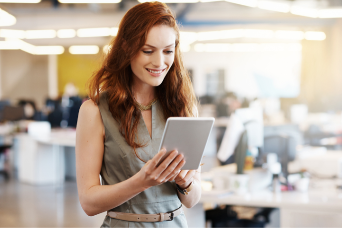 una chica consultando una tablet