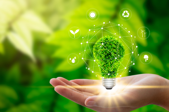 Imagen de una mano con una alegoría de una bombilla verde, que reresenta las energías limpias