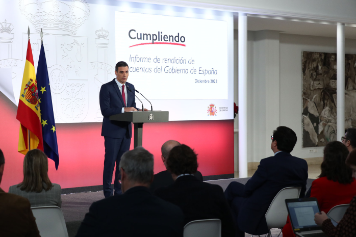 El presidente del Gobierno, Pedro Sánchez, durante su intervención en la rueda de prensa posterior a la reunión del Consejo de Ministros, en la que también ha presentado el Informe "Cumpliendo" de diciembre 2022