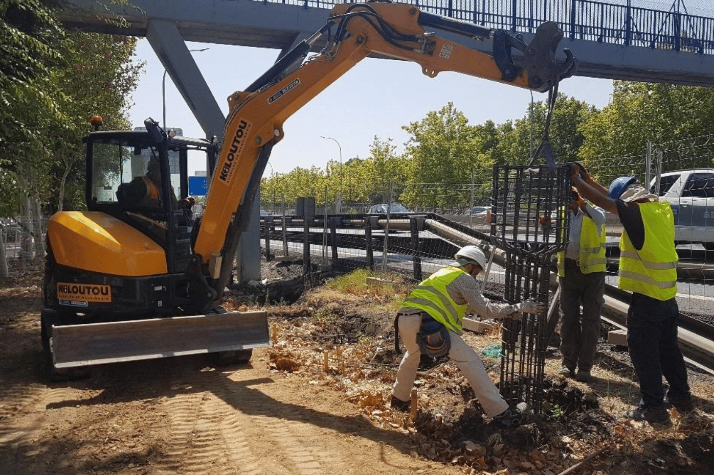 Obreros trabajando en la A-42 en Getafe 