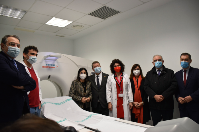 La ministra de Sanidad, Carolina Darias, visita el nuevo equipo de tomografía computarizada (TC)