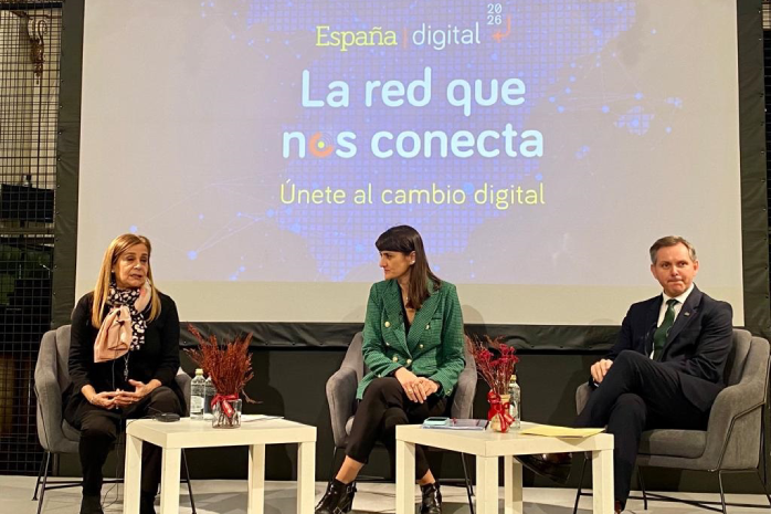 La secretaria de Estado de Telecomunicaciones, María González Veracruz, durante su intervención en el acto "La red que nos conecta", en Pontevedra