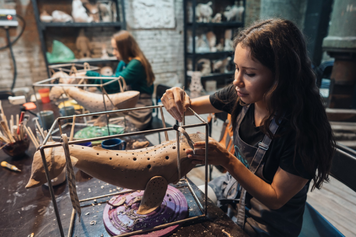 Artistas trabajando la cerámica en un taller