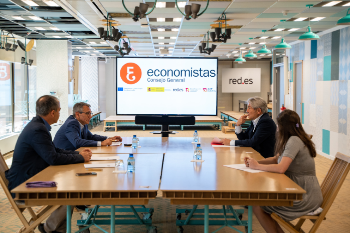 Representantes de Red.es y del Consejo General de Economistas de España durante la firma del convenio