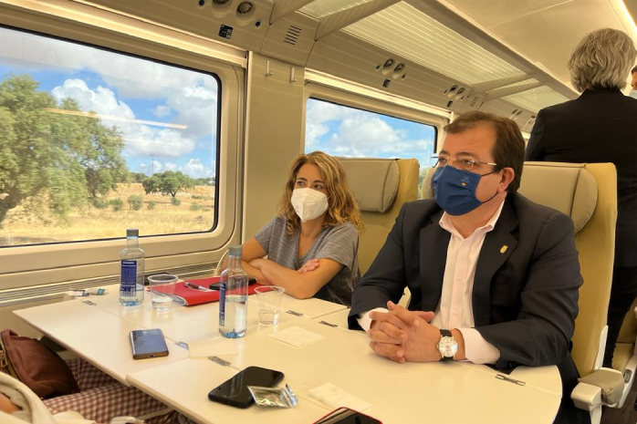 La ministra de Transportes, Movilidad y Agenda Urbana, Raquel Sánchez, y el presidente de Extremadura, Guillermo Fernández Vara, realizan el viaje de pruebas de la línea entre Plasencia y Badajoz